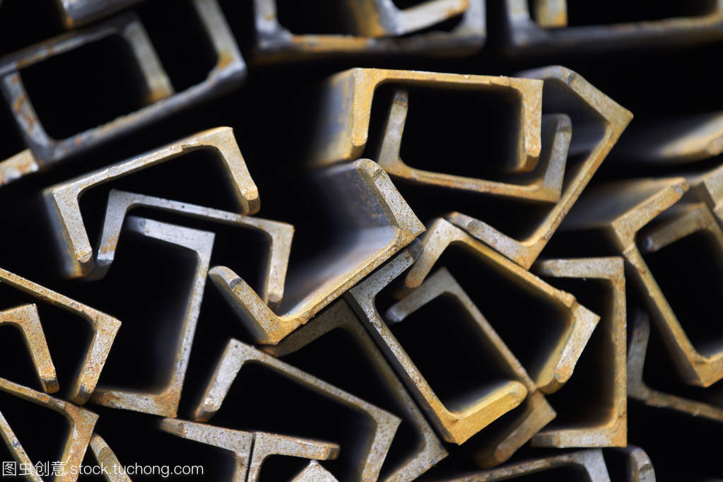 在金屬產(chǎn)品在倉(cāng)庫(kù)包金屬型材通道